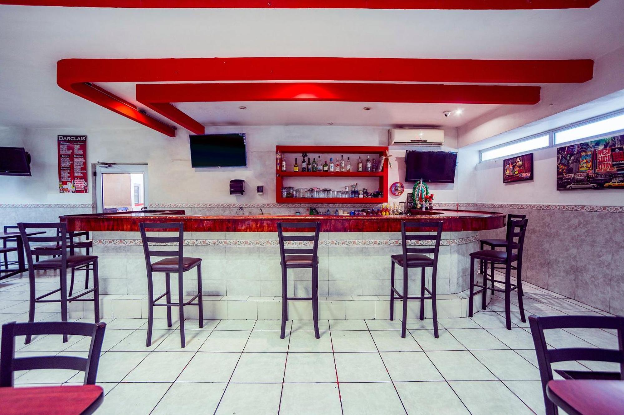 Capital O Hotel Diro, モンテレー エクステリア 写真